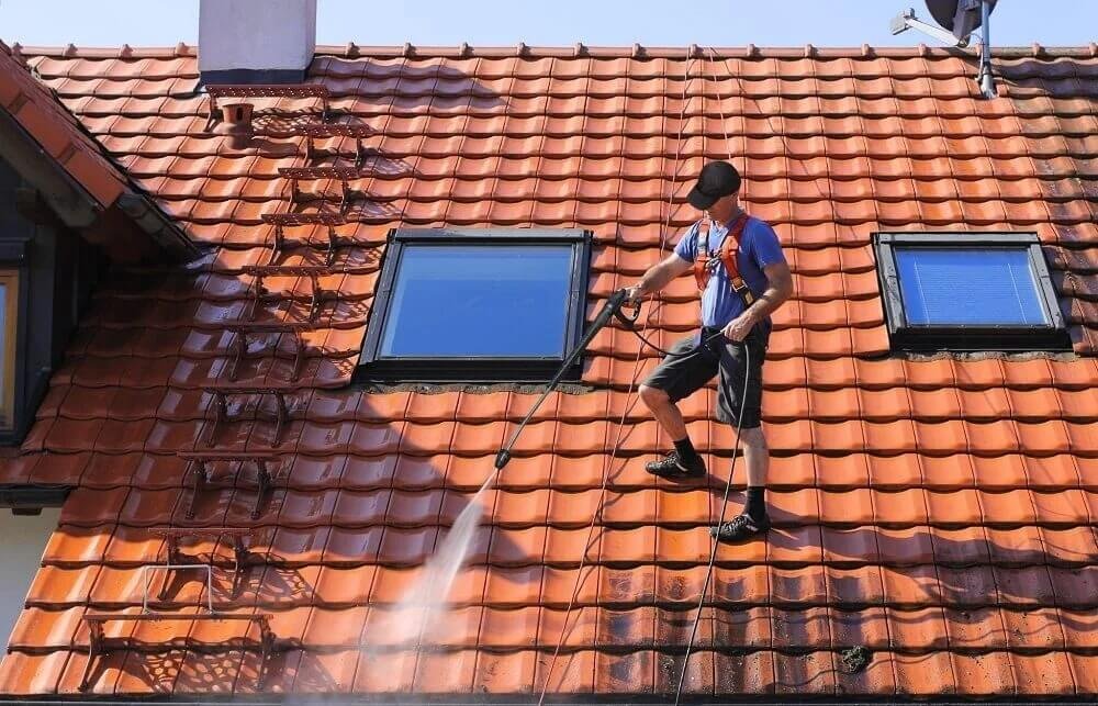 expert-washing-home-roof.jpg